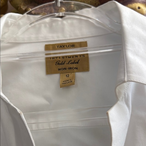 Taylor Investments no iron classic button down with darts and open collar - Picture 2 of 5